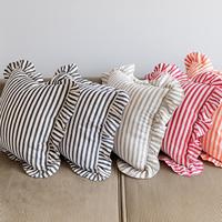 Housse de coussin carrée en lin doux à volants, brodée à pois, faite à la main, décorative neutre, rayée, style ferme, par un designer