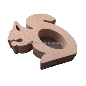 Anneaux de serviette en bois écologiques de forme géométrique |   Décoration de table de fête au design moderne artisanal, style salle à manger Woodland, unique - Product Image 1
