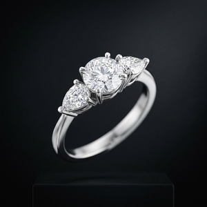 Anillo de Compromiso de Tres Piedras con Diamante Central de Corte Redondo Cultivado en Laboratorio y Diamantes de Corte Pera como Acento, Anillo de Boda en Oro Blanco de 10k, 14k, 18k - Product Image 1