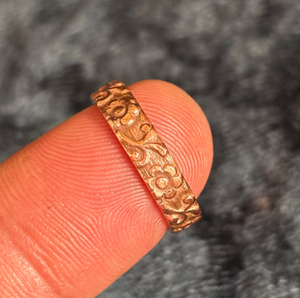Anillo de Cobre Puro Hecho a Mano con Motivo Floral de Margarita y Rosa Grabado, Anillo Terapéutico de Cobre Sólido de Alta Resistencia - Product Image 2