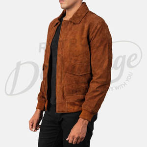 Chaqueta de aviador para hombre de gamuza genuina color marrón tostado con cuello camisero clásico, bolsillos con doble solapa y ribete acanalado, estilo bomber casual. - Product Image 5