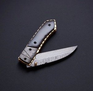 Navaja de bolsillo plegable de acero de Damasco forjada a mano, con bloqueo interno OEM, patrón único personalizado, mango de cuerno negro, grado industrial - Product Image 3