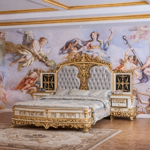 Ensemble de chambre d'hôtel de luxe classique européen antique français en acajou massif sculpté couleur crème, comprenant des tables de chevet avec rangement et un coiffeuse - Product Image 1