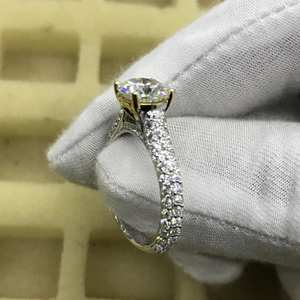 Anillo de compromiso de moissanita de corte brillante redondo de dos tonos con halo oculto, plata de ley 925, engaste pavé, regalo para mujer - Product Image 4