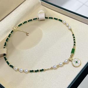 Collier de haute qualité en jade vert cristallin et perles d'eau douce 5-6 mm, pendentif tendance, vente en gros et au détail disponible - Product Image 1