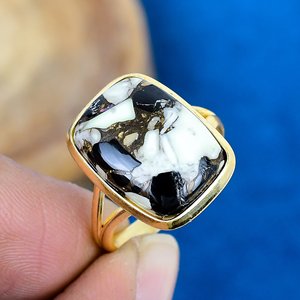 Bague en spinelle noire naturelle de forme coussin, or 18 carats micro-serti sur argent sterling 925 - Product Image 1