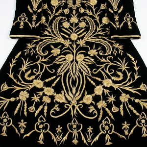 Chasuble liturgique en velours noir avec broderie florale dorée et manches trois quarts - Product Image 6
