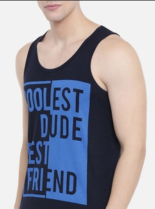 Camiseta sin mangas negra para hombre con estampado azul, cuello redondo, estilo casual - Product Image 2