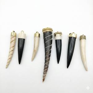 Pendentif en corne de buffle, bijou ethnique fait main - Product Image 1