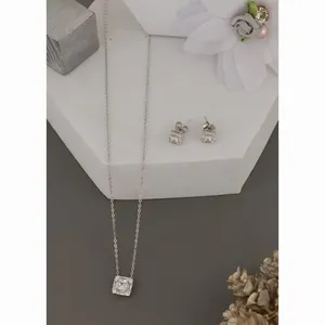 Pendentif en cristal naturel en forme de soleil, design minimaliste élégant et tendance pour femmes, coupe carrée, argent, cadeau de mariage - Product Image 3