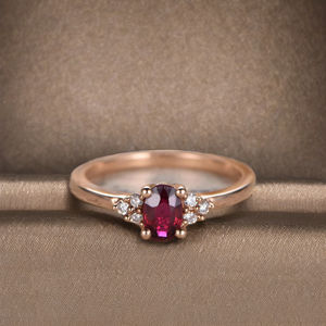 Bague en or rose massif 14K rubis et grappe de Moisaanite avec centre 4*6mm taille ovale rubis de laboratoire fabriqué à la main en Inde - Product Image 1