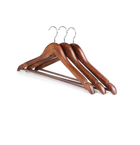 Cintre en bois de noyer sur mesure, qualité supérieure, finition artisanale, à prix abordable. - Product Image 1