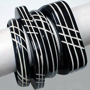 กำไลเรซิ่นสลักลายด้วยมือ ดีไซน์สั่งทำพิเศษ – กำไลข้อมือแบบกว้างพร้อมลวดลายและรูปทรงเฉพาะตัว เครื่องประดับหรูหราโดดเด่น - Product Image 1