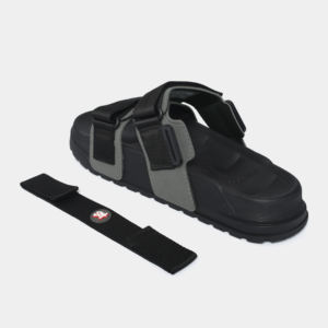 Sandalias con Tiras Cruzadas en Negro, Cómodas, Nuevo Artículo con Logotipo Fundido a Presión, Unisex, de Secado Rápido - Product Image 5