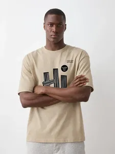 เสื้อยืดแขนสั้นทรงโอเวอร์ไซส์สีน้ำตาลสำหรับผู้ชายจาก ONETEN APPAREL ผลิตจากผ้าฝ้าย 100% ป้องกันการยับ พร้อมลายพิมพ์ตัวอักษรโลโก้ด้านหน้า คอกลม สไตล์ลำลอง - Product Image 5