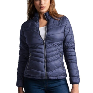 Cette doudoune est conçue pour offrir un équilibre entre chaleur et style pour un usage quotidien, destinée aux femmes. - Product Image 3