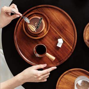 Plateau de service rond en bois d'acacia artisanal multi-fonctionnel à motif végétal Art Déco RoyalCraft - Product Image 4