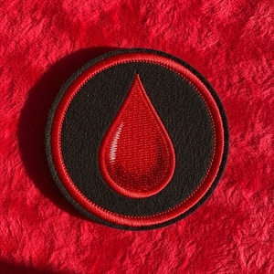 แพทช์ปักลายหยดเลือดสีแดงแบบรีดติด ขอบสีดำ แพทช์เย็บติดเอง ขายส่ง ชุดตราสัญลักษณ์สยองขวัญสไตล์โกธิค 100 ชิ้น - Product Image 1