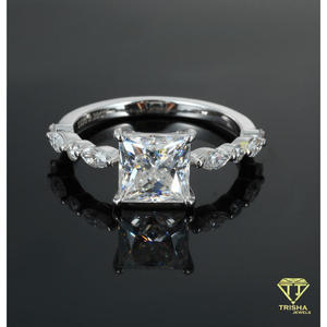 Élégante bague de fiançailles carrée en argent sterling 925 avec diamant moissanite pour collections de mariée de luxe - Product Image 1