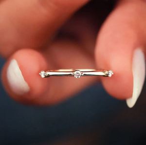 Anillo Apilable de Lujo con Moissanita de Corte Brillante, Plata de Ley 925 Chapada en Oro, para Aniversario de Bodas - Product Image 2