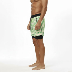 Shorts de bain pour hommes 2-en-1 à sublimation, imprimé à pois optiques, pour la plage et l'entraînement, avec poche zippée et doublure de compression - Product Image 4