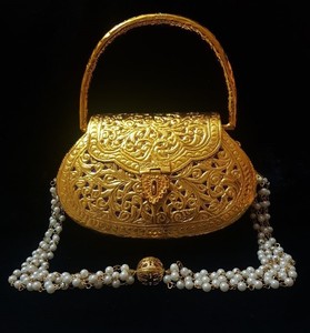 Pochette de soirée ethnique dorée en métal sculptée à la main en forme de lune, style vintage indien, pour femme - Product Image 3