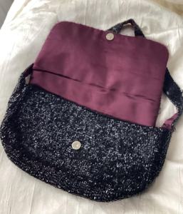Bolso de Mano Negro Hecho a Mano con Cuentas, Bordado Floral Morado, Estilo Lujoso, Forma Personalizada, Ecológico, Ligero y Duradero - Product Image 3