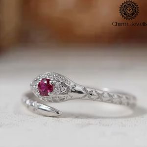 Anillo de Compromiso Clásico para Mujer con Forma de Serpiente, Plata 925, Chapado en Oro, Moissanita con Engaste de Garras, Certificado IGI - Product Image 1