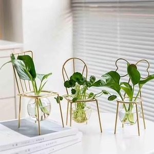 Terrarium en forme de chaise avec cadre doré pour une décoration de table de salon unique et un style intérieur accrocheur, vente en gros depuis l'Inde - Product Image 3
