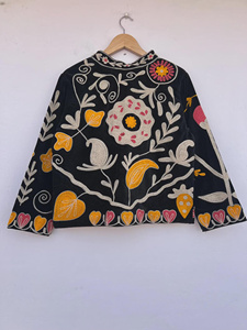 Veste en velours Suzani d'inspiration vintage pour femme, brodée à la main, style bohème ethnique, manteau court d'hiver, vêtement de festival, vêtement d'extérieur tendance - Product Image 2