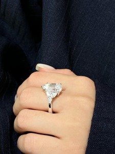 แหวนหมั้นเพชรเลี้ยงในห้องปฏิบัติการ 5 กะรัต รับรองโดย IGI ประดับเพชรสามเม็ด สี E ความสะอาด VS1 ทองคำขาว 14K แหวนเจ้าสาว 7 เม็ด - Product Image 5