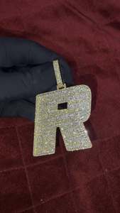 จี้เพชรโมอิสซาไนต์แบบกำหนดเองสำหรับผู้ชาย สไตล์ฮิปฮอป ตัวอักษรประดับเพชร 925 เงินแท้ สองสี จี้ชื่อย่อสำหรับแร็ปเปอร์ - Product Image 6