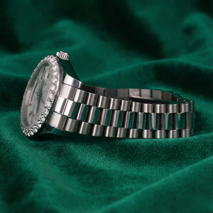 Montre de luxe en acier inoxydable argenté avec lunette sertie de diamants, cadran marbré, affichage du jour, bracelet classique Jubilee - Product Image 5