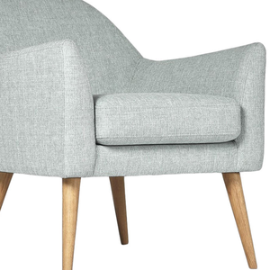 Un fauteuil d'intérieur avec un revêtement gris clair, des pieds en bois inclinés et un design moderne. - Product Image 2
