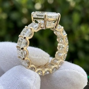 Bague de fiançailles en diamant de laboratoire taille émeraude, 2,5 carats, best-seller, bijoux de mariage, disponible au prix export. - Product Image 3