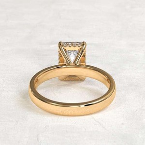 SATVIK RATNA Bague de Mariage Solitaire de Luxe en Or 14K avec Diamant de Laboratoire Certifié IGI Taille Émeraude 2,5 Carats et Bande Large Type Cigare - Product Image 4