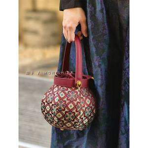 Nuevo Bolso de Mano Personalizado para Mujer, Diseño de Linterna Song Jin, Patrimonio Cultural Inmaterial Chino, Color Rojo Nacional, con Cierre de Cremallera, Material PU - Product Image 1