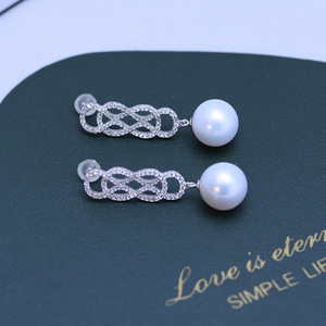 Boucles d'oreilles pendantes rondes blanches en argent 925 de 11-12 mm pour femmes, version coréenne, avec une forte brillance et des imperfections subtiles - Product Image 4