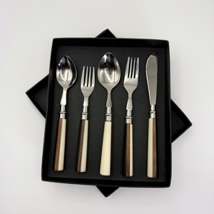 Produit en promotion : Ensemble de couverts en acier inoxydable avec manche en bois et résine pour la maison, l'hôtel et les cadeaux de mariage - Product Image 1