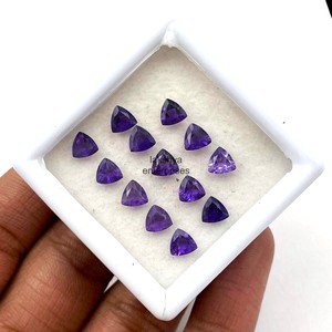 Piedras preciosas facetadas de amatista natural con corte trillón de 5 mm, cuentas sueltas de amatista para la fabricación de joyas, piedra de amatista púrpura genuina para joyería. - Product Image 3