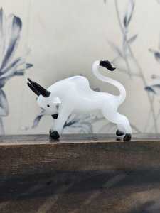 Figurine de taureau en verre artisanal, sculpture animale sculptée, blanche avec cornes et sabots noirs, pièce d'art décorative - Product Image 5