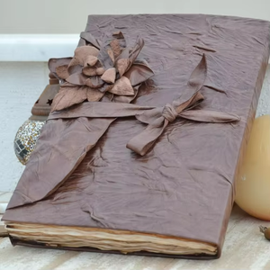 สมุดบันทึกหนังแท้ลายดอกไม้โบราณ ปกอ่อน ขนาดใหญ่ สไตล์วินเทจ ทำมือ ขอบฉีกแบบดั้งเดิม เหมาะสำหรับการอ่าน - Product Image 1