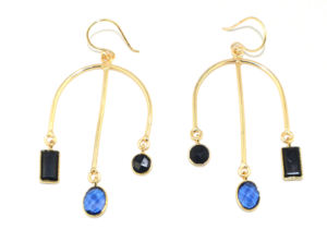 Boucles d'oreilles pendantes classiques et élégantes en laiton plaqué or 18 carats avec saphir bleu, quartz hydro et design à trois fils de forme fantaisie - Product Image 3