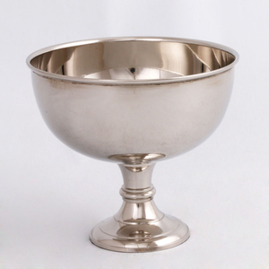 Bol de service en métal finition or antique de haute qualité avec base ronde sur pieds robustes, idéal pour les fruits et les fruits secs, pour la vaisselle. - Product Image 5