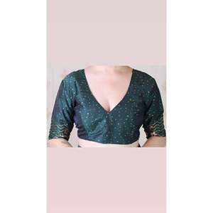 Sari Banarasi Único con Ondas Onduladas, Tejido en Seda Suave con Intrincados Detalles Zari, para la Moda India y Pakistaní, Color Vino - Product Image 6