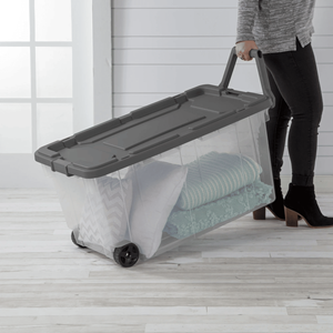 Bacs de rangement empilables à roulettes de 160 litres, extra grands, en plastique transparent avec couvercle à loquet et poignée de traction, lot de 4 - Product Image 3