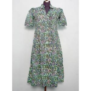 Vestido Kangura Indio Hecho a Mano 100% Algodón, Cuello en V, Manga Corta, Estampado Floral, Cierre con Botones y Cinturón, Silueta en A, Largo Maxi - Product Image 2