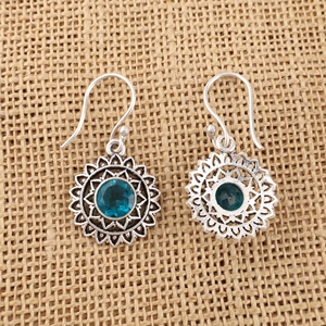 Boucles d'oreilles en argent sterling 925 en gros, avec apatite bleue de guérison, forme ronde, taille facetée et serti clos, pierre précieuse - Product Image 1