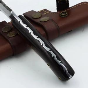 Cuchillo de caza hecho a mano de acero de Damasco con mango de madera natural y funda de cuero, producto OEM personalizado - Product Image 4