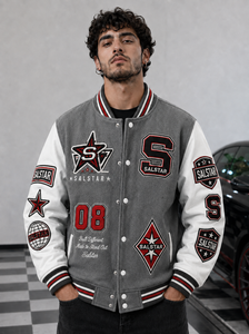 เสื้อแจ็คเก็ตเบสบอลแบบ Varsity Letterman สีเทาขาวสำหรับผู้ชาย พร้อมป้ายปักแบบ OEM ODM - Product Image 3